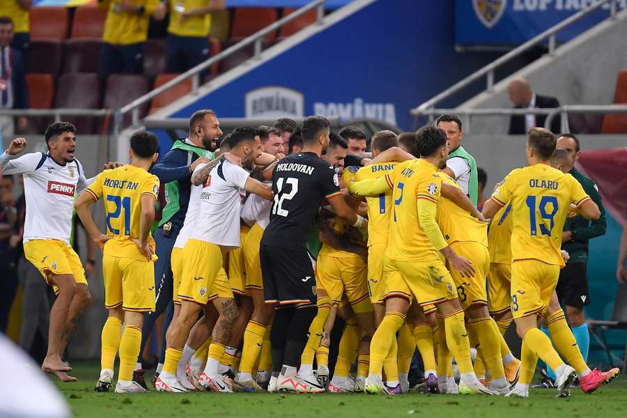 Fotbaliștii români sărbătoresc un  gol cu Kosovo