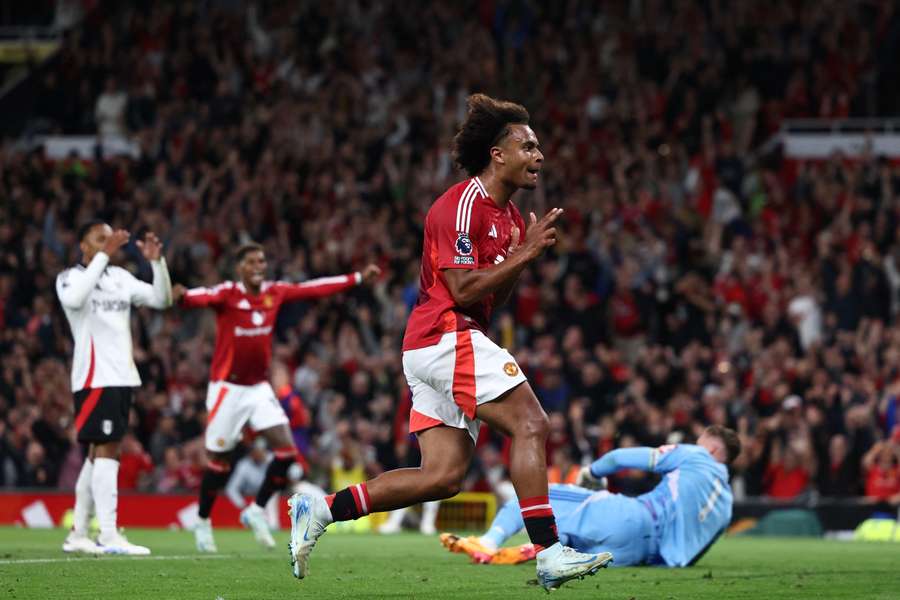 Joshua Zirkzee viert zijn late winnende goal voor Manchester United