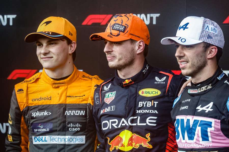 Câștigătorul Red Bull, Max Verstappen (C), al doilea clasat, Oscar Piastri (L) de la McLaren și Pierre Gasly (R) de la Alpine, pozează după cursa de sprint