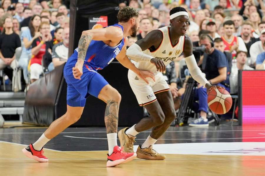 Dennis Schröder (r.) und die deutsche Nationalmannschaft testen für die Olympischen Spiele Ende Juli.