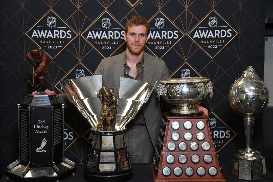 Galavečer NHL: Králem se čtyřmi trofejemi McDavid, na Pastrňáka se nedostalo