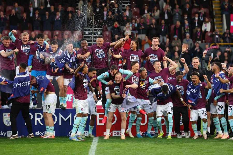 Burnley slaví postup zpět do Premier League 