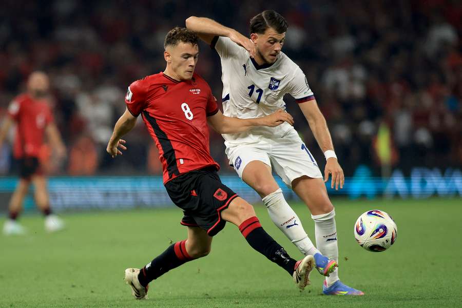 Samardžič v souboji s Asllanim.