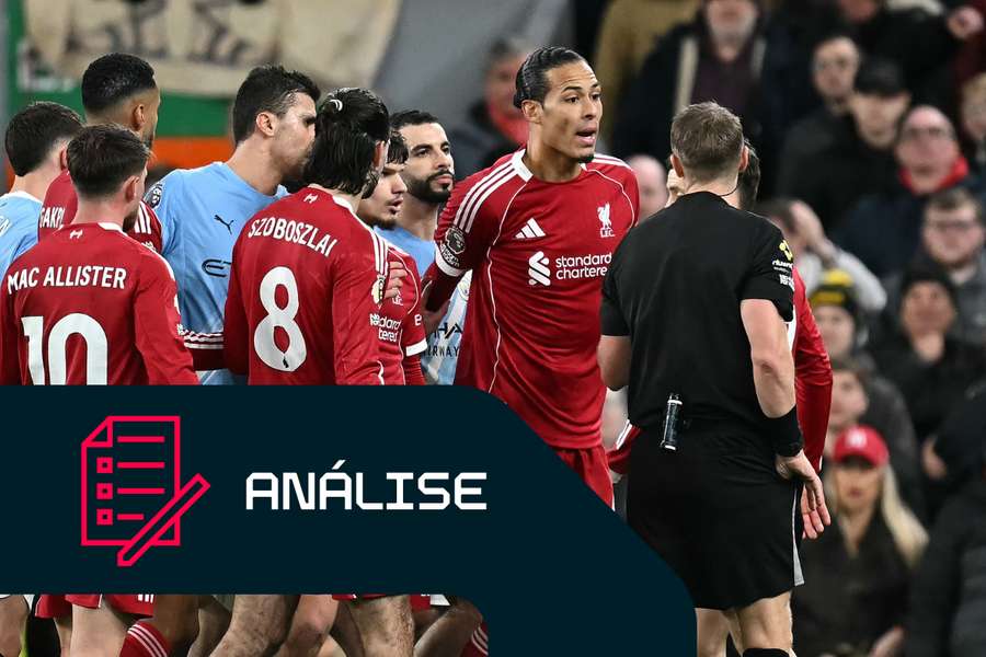Van Dijk reclama com o árbitro no jogo da temporada passada Van Dijk reclama com o árbitro no jogo da temporada passada
