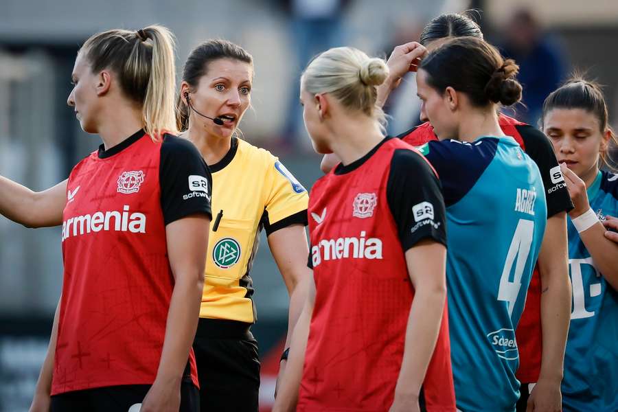 Leverkusen patzt im wichtigen Spiel.