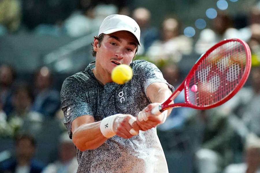 João Fonseca perdeu para Rafael Jódar em três sets