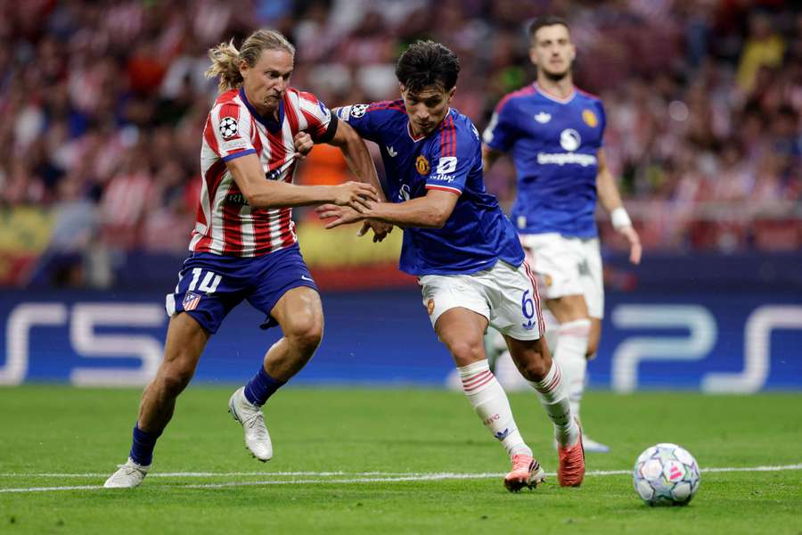 Lisandro Martínez perante Marcos Llorente no Atlético de Madrid-Manchester United Lisandro Martínez perante Marcos Llorente no Atlético de Madrid-Manchester United
