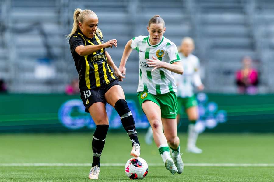 Sofia Reidy (right) fights for possession in the first leg