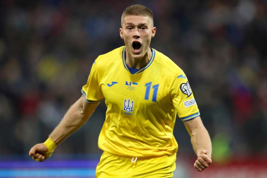 Artem Dovbyk celebra su gol ante Bosnia