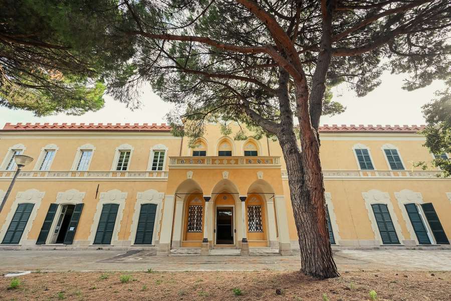 L'entrée principale de la Badia di Sant’Andrea, monastère réformé par le Genoa FC. L'entrée principale de la Badia di Sant’Andrea, monastère réformé par le Genoa FC.