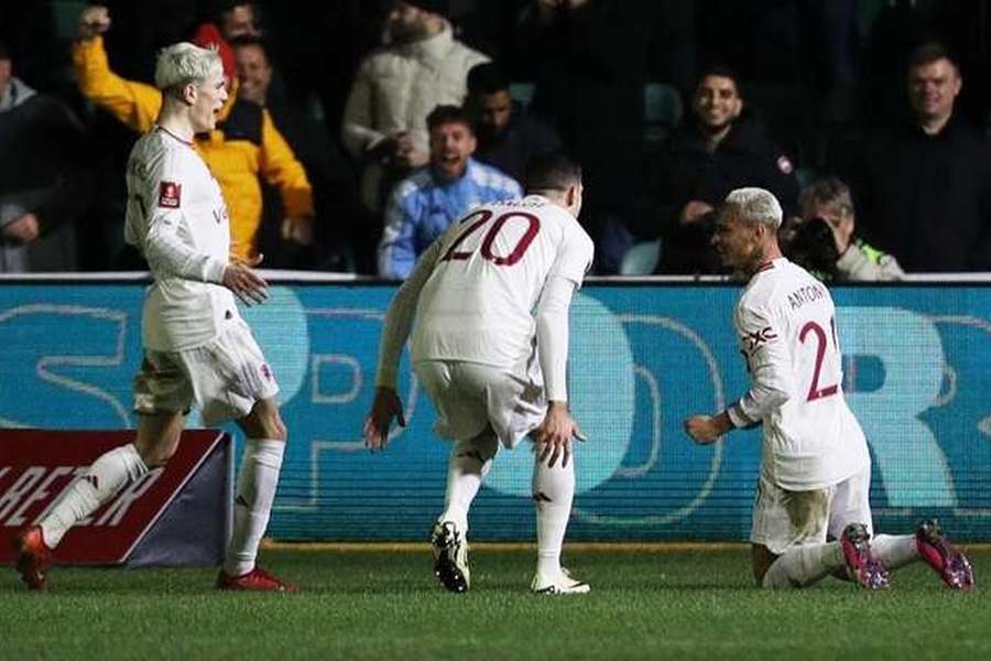 Antony festeja o 3-2 com Diogo Dalot