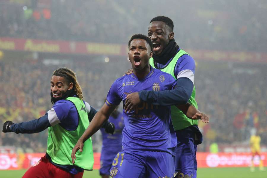 Monaco signe une remontada incroyable en 10 minutes face à Lens, le PSG en embuscade