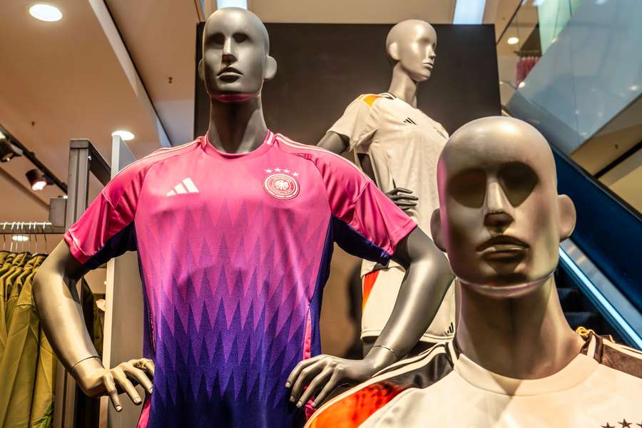 Adidas retiró de su sitio web las opciones de personalización de las camisetas de la selección alemana.