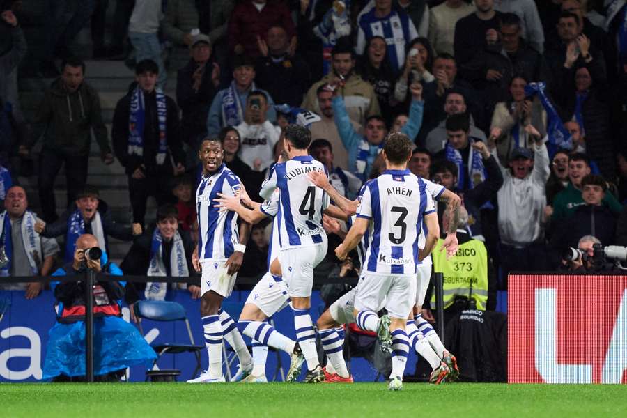 Sheraldo Becker celebra con sus compañeros el 1-0 ante el Barcelona