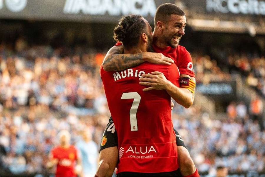 Muriqi se abraza con Dani Rodríguez tras el gol que dio la victoria a su equipo.