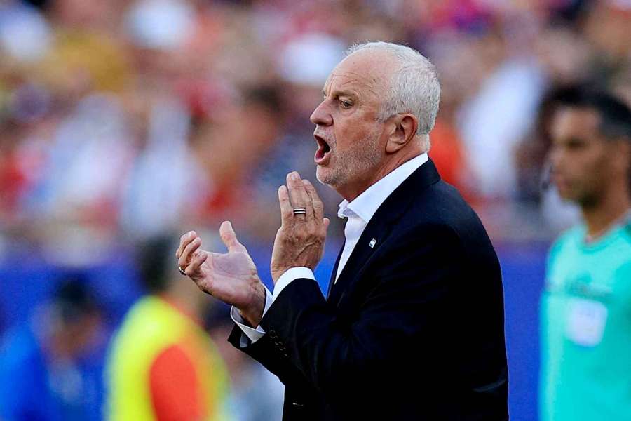 Graham Arnold encourages his Iraq players