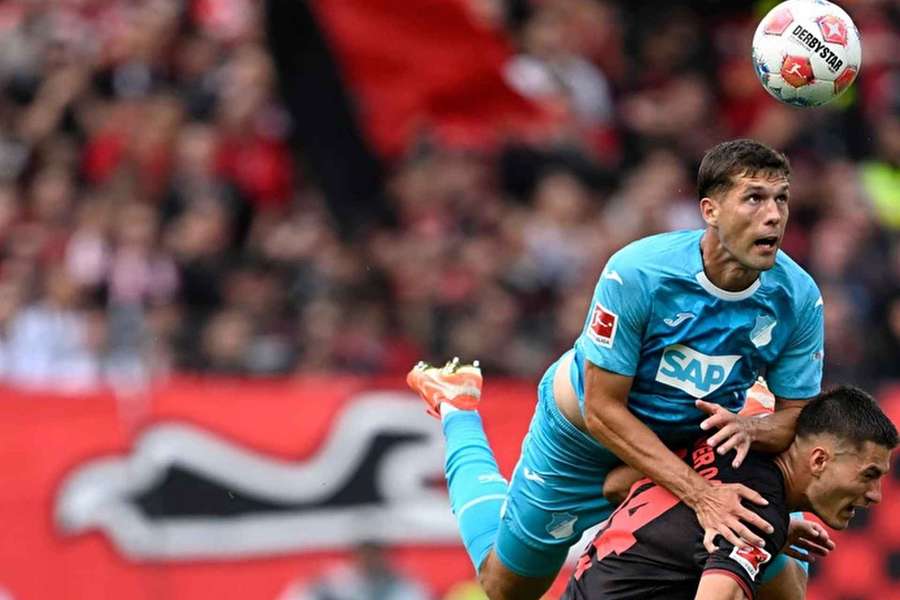 Obránce Hoffenheimu Robin Hranáč v souboji s útočníkem Bayeru Patrikem Schickem.