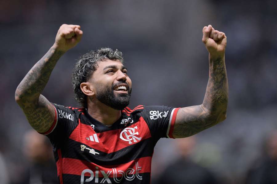 Gabigol celebra con la camiseta del Flamengo.