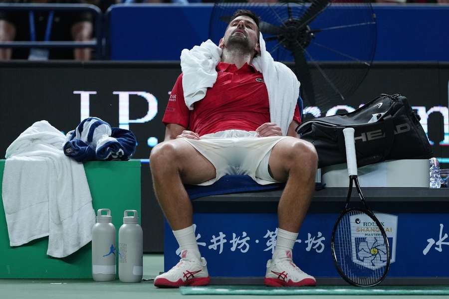 Djokovic reacts to the heat in Shanghai