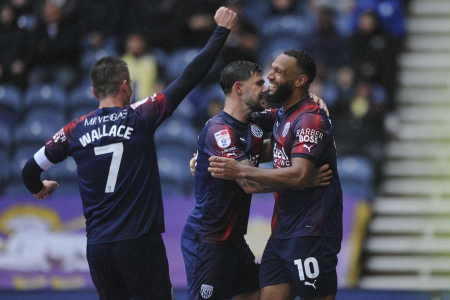 Os jogadores do West Bromwich comemoram a vitória sobre o Preston