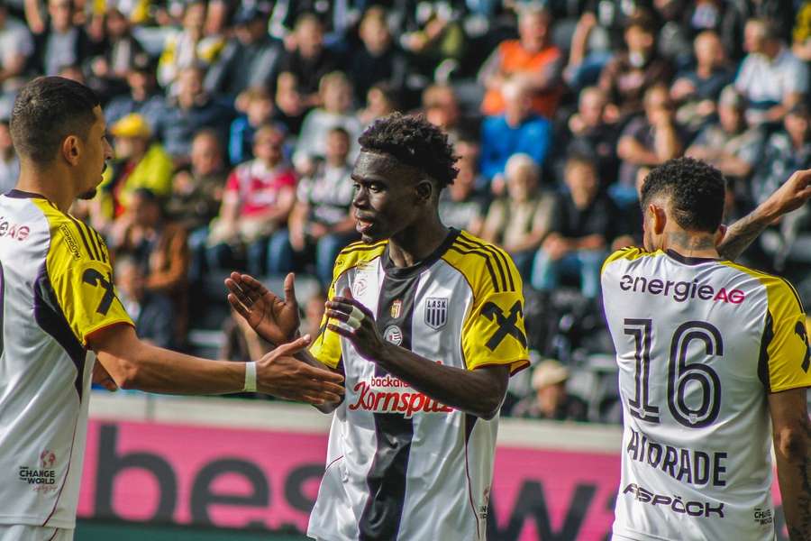 Der LASK bejubelt den Hinspiel-Sieg gegen Rapid.