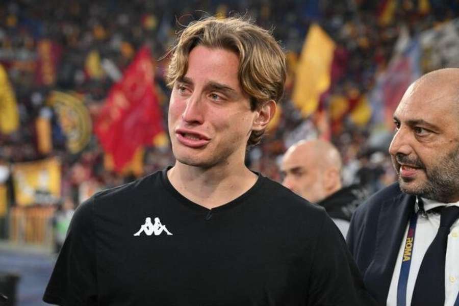 Roma-Fiorentina, Bove si commuove al giro di campo all'Olimpico - VIDEO Roma-Fiorentina, Bove si commuove al giro di campo all'Olimpico - VIDEO