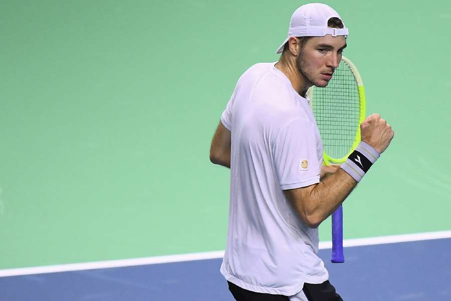 Jan-Lennard Struff celebra após vitória de virada sobre Denis Shapovalov