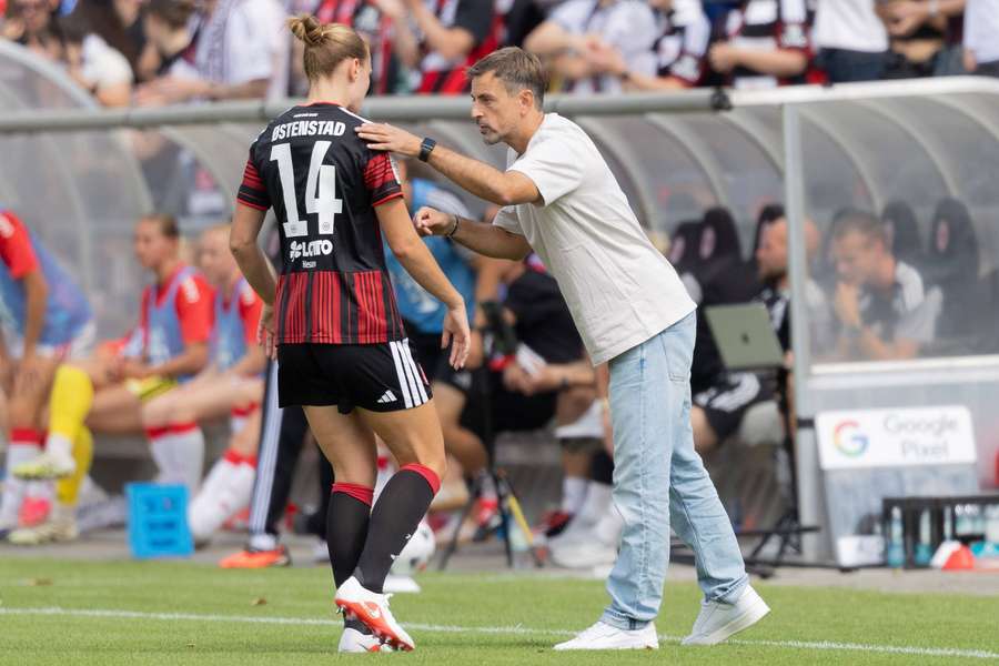 SGE-Coach Arnautis beim Gespräch mit Marthine Oestenstad SGE-Coach Arnautis beim Gespräch mit Marthine Oestenstad