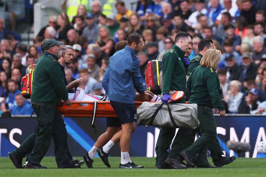 Chadi Riad, scos pe targă în Everton - Crystal Palace Chadi Riad, scos pe targă în Everton - Crystal Palace
