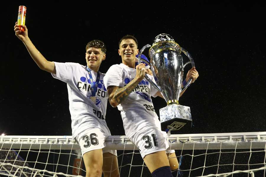 Valentín Gómez, o que segura a taça no registro, é o nome desejado pelo Cruzeiro 