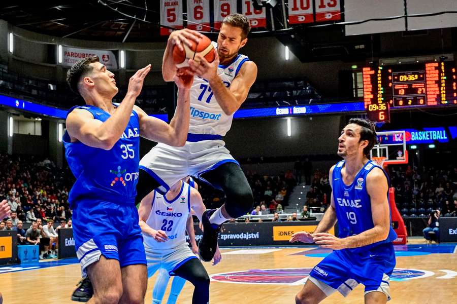 Tomáš Kyzlink se probíjí mezi Vangelisem Zougrisem a Dimitriosem Katsivelisem v zápase Česka s Řeckem.
