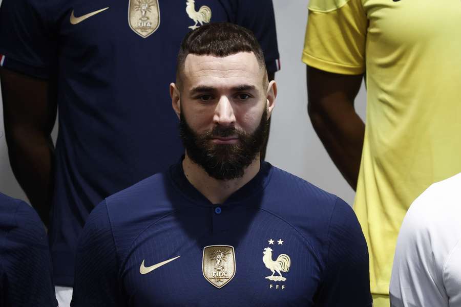 Benzema poseert voor de teamfoto met het Franse nationale elftal