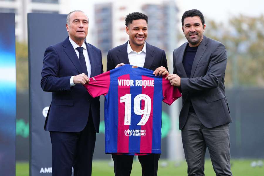 Vitor Roque, el día de su presentación junto a Deco y Rafael Yuste