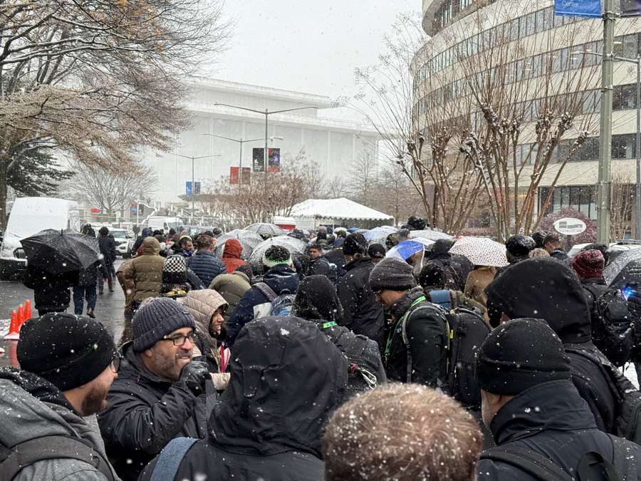 Lunga fila per entrare