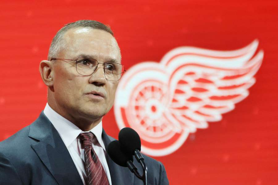 Yzerman nečekaně skončil v roli generálního manažera Detroitu. Yzerman nečekaně skončil v roli generálního manažera Detroitu.