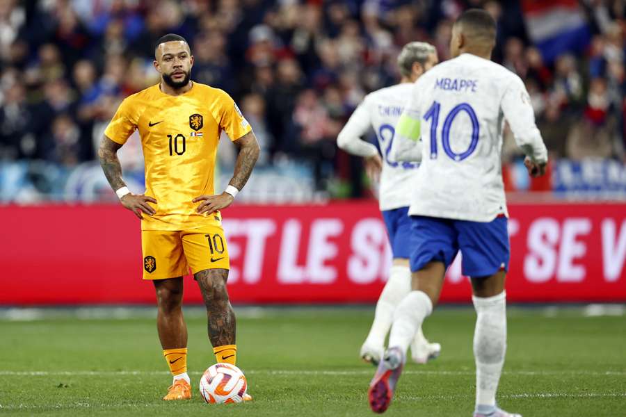 Het Nederlands Elftal stond in de eerste helft meer aan de aftrap dan het op doel schoot