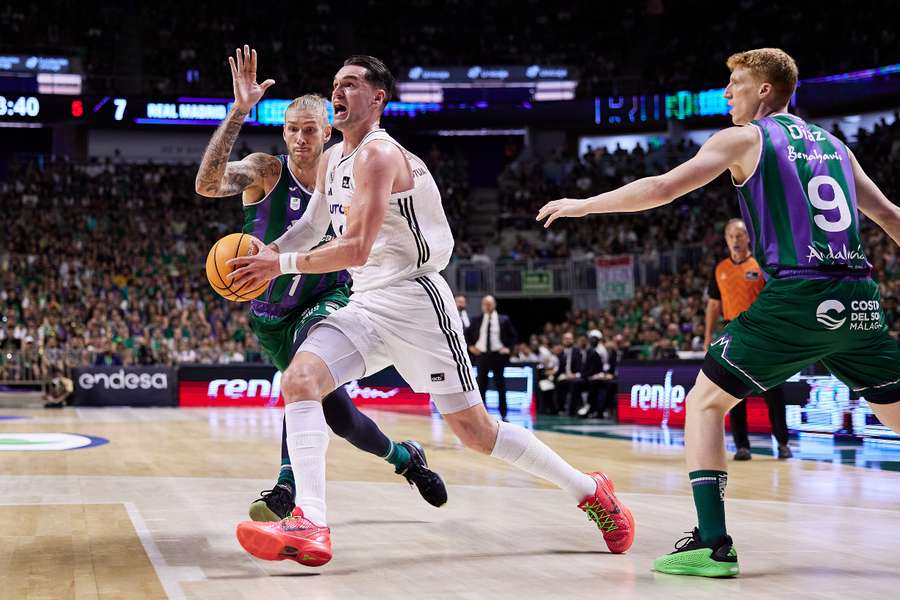 Mario Hezonja, ante Alberto Díaz y Dylan Osetkowski
