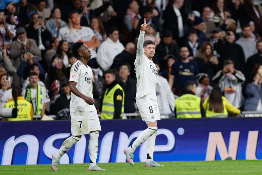 Federico Valverde (r.) ist der Mann des Abends für Real Madrid gegen Bilbao.