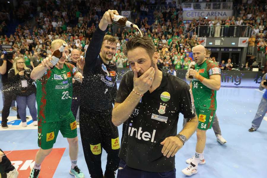 Magdeburg-Trainer Bennet Wiegert will nach dem Bundesliga-Titel das Team über die Feierlichkeiten entscheiden lassen. Magdeburg-Trainer Bennet Wiegert will nach dem Bundesliga-Titel das Team über die Feierlichkeiten entscheiden lassen.