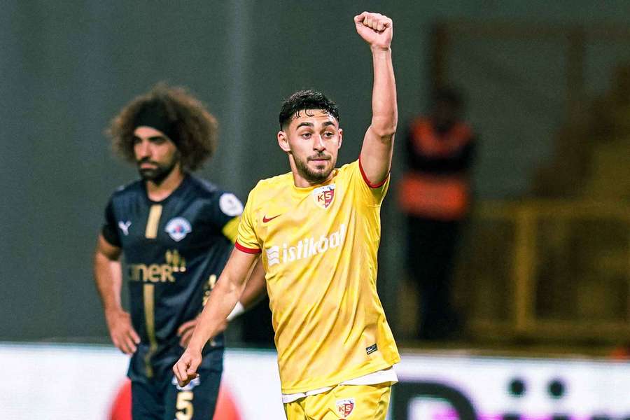 Kayra Yilmaz fez o primeiro golo do Kayserispor, de penálti