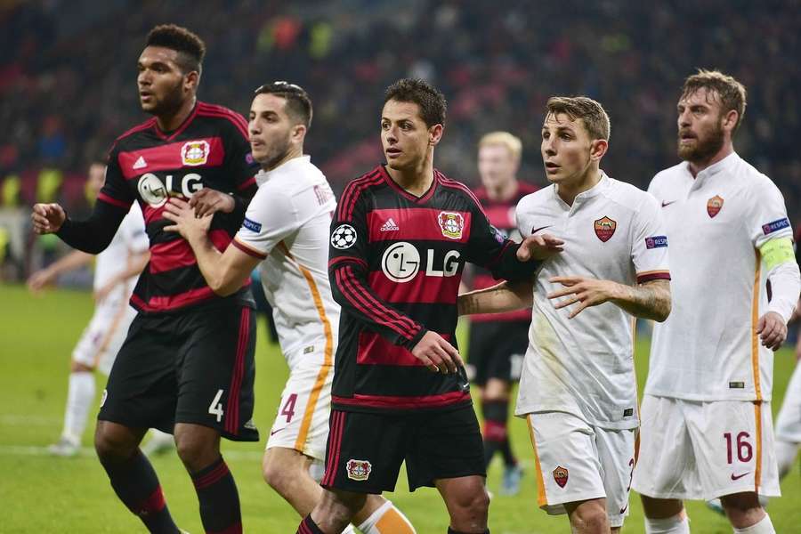 Jonathan Tah (esquerda) foi um dos dois atuais jogadores do Leverkusen a jogar contra a Roma em 2015