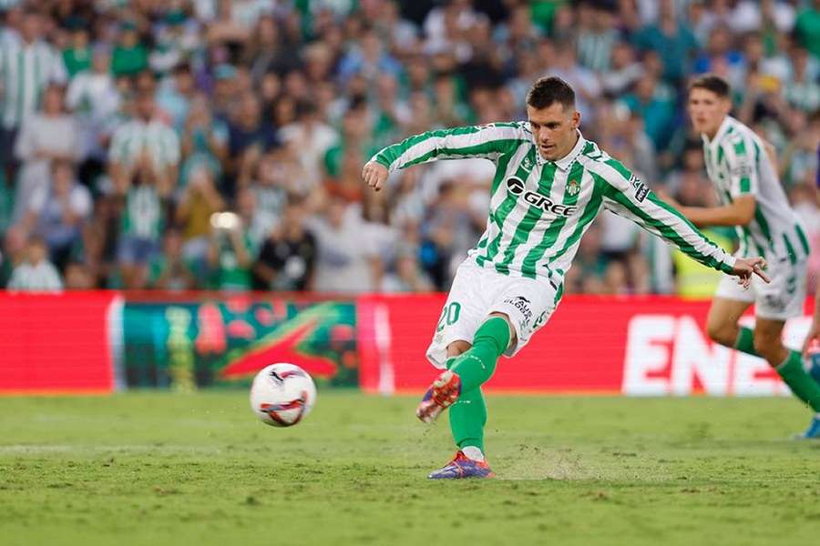 Giovani Lo Celso celebrates after making it 1-1