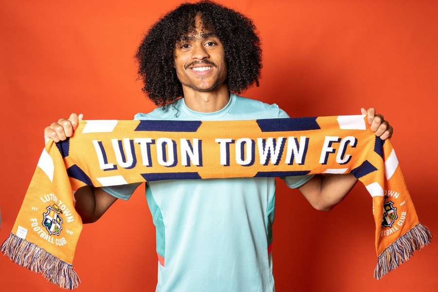 Tahith Chong met Luton Town naar Premier League