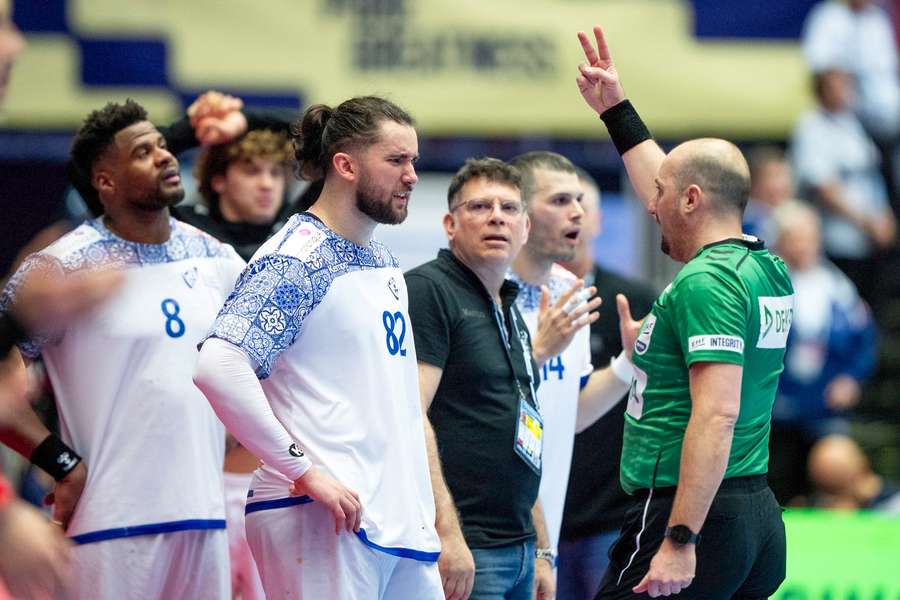 Árbitro conversa com o português Luís Frade