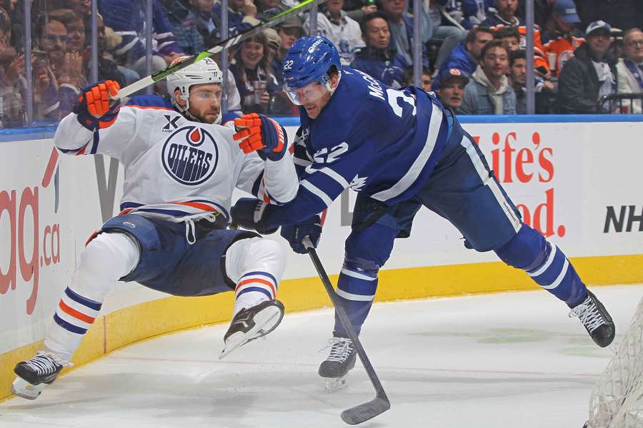 Leon Draisaitl (l.) und die Oilers hatten in Toronto keinen leichten Stand.