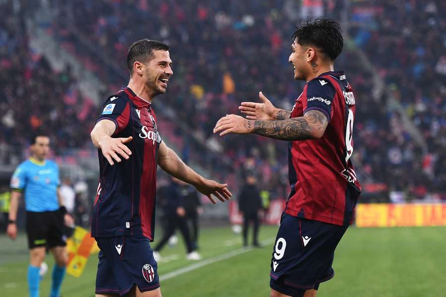 Freuler esulta con Castro dopo l'1-0