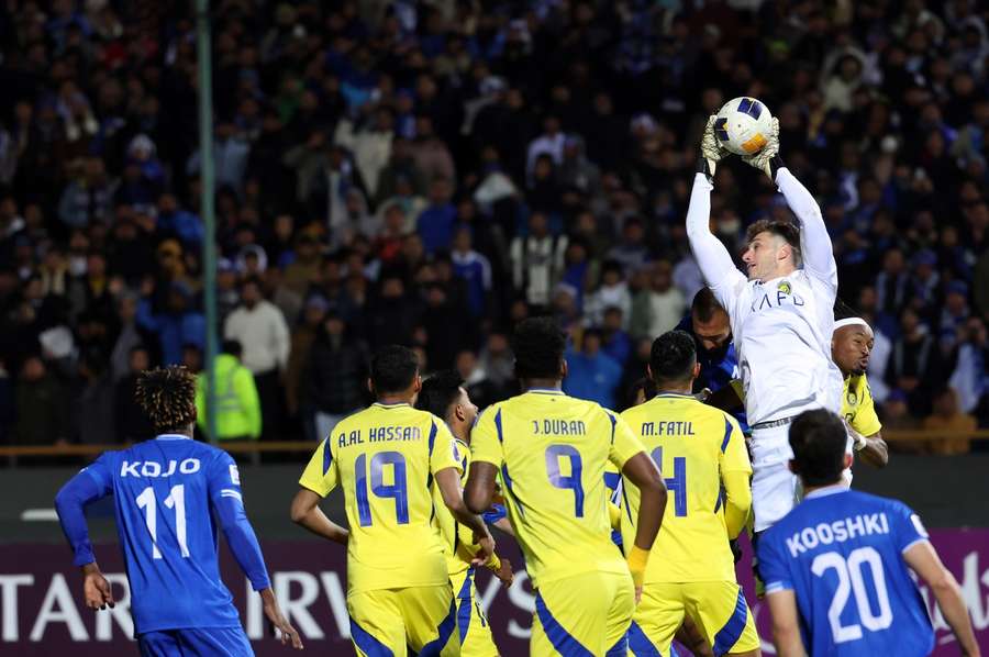 Bento se înalță peste atacanți 