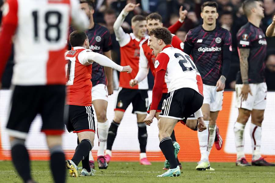 Orkün Kökcü en Mats Wieffer vieren samen de 1-0 van Feyenoord