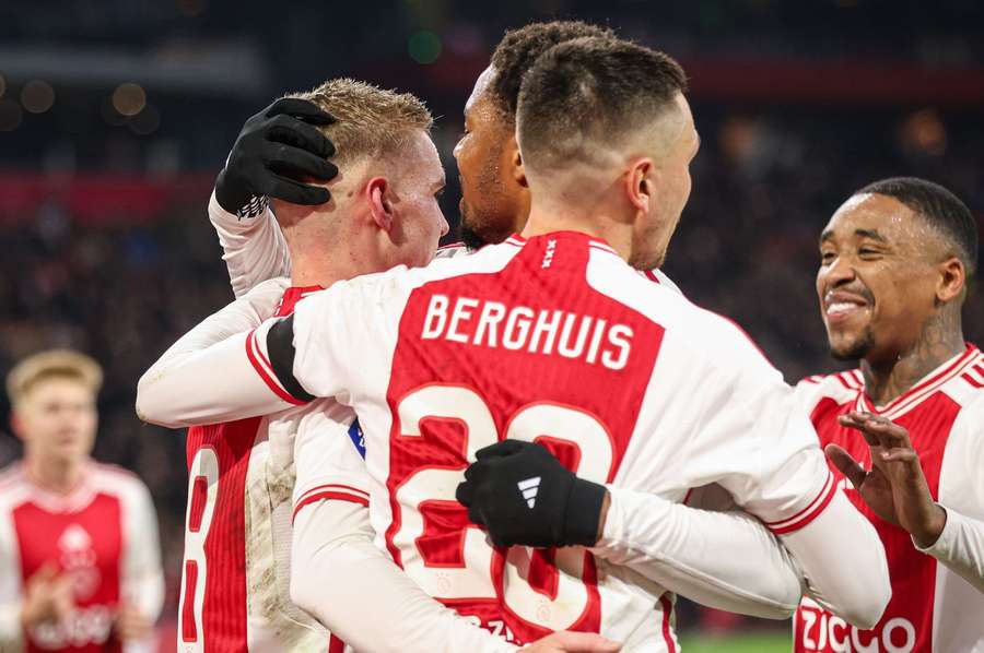 Ajax viert de 5-0 tegen Vitesse