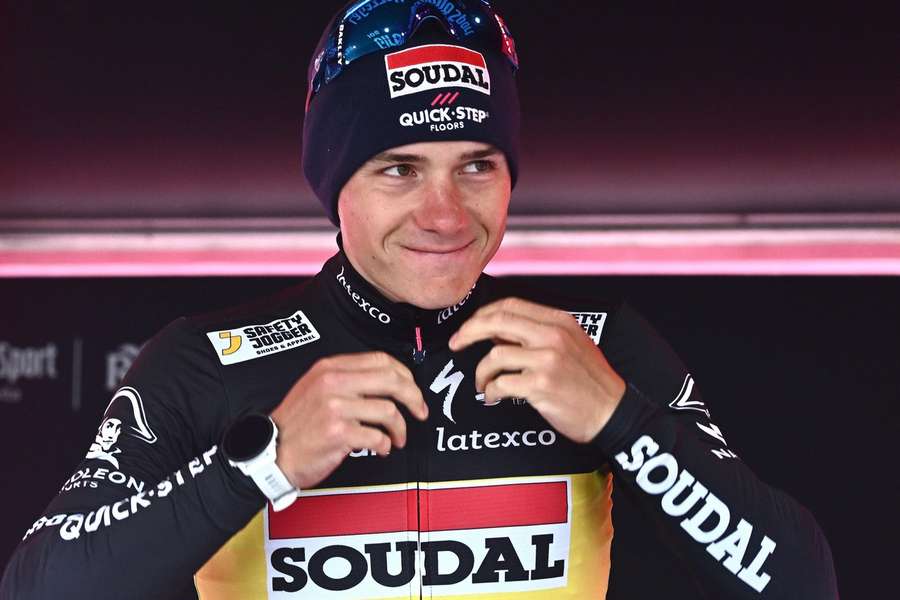 Pre pozitívny test na koronavírus musel odstúpiť priebežný líder Giro d’Italia Remco Evenepoel.